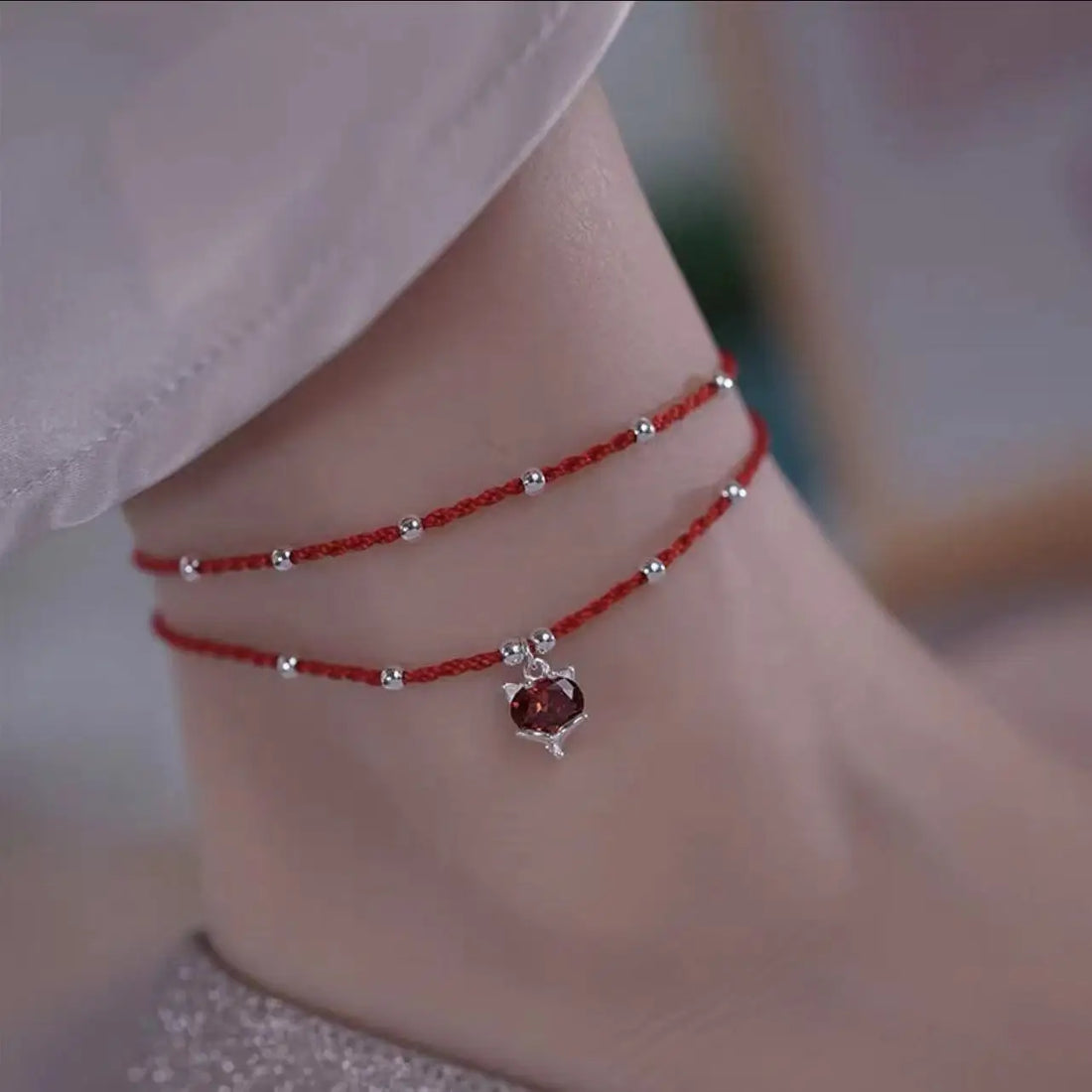 Bracelet de Cheville Tissé Rouge avec Cœur Argenté