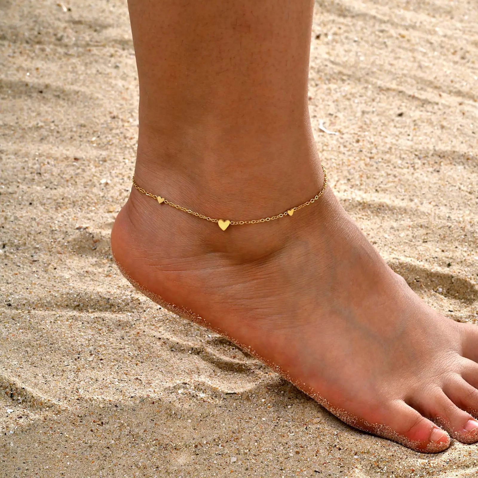 Bracelet de Cheville Acier Doré – Chaîne Fine 3 Cœurs