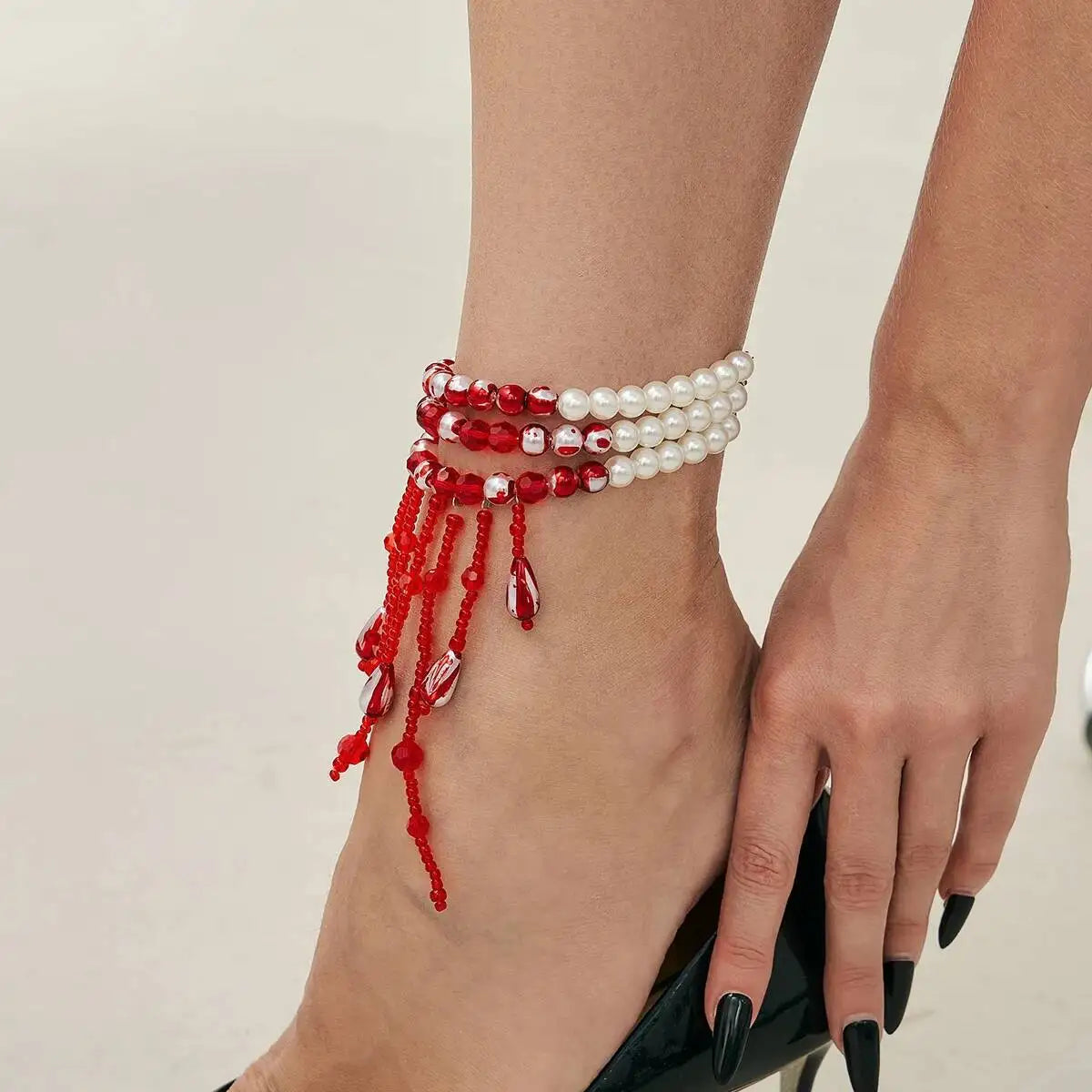 Bracelet de Cheville avec Perles Rouges et Blanches à Pampilles